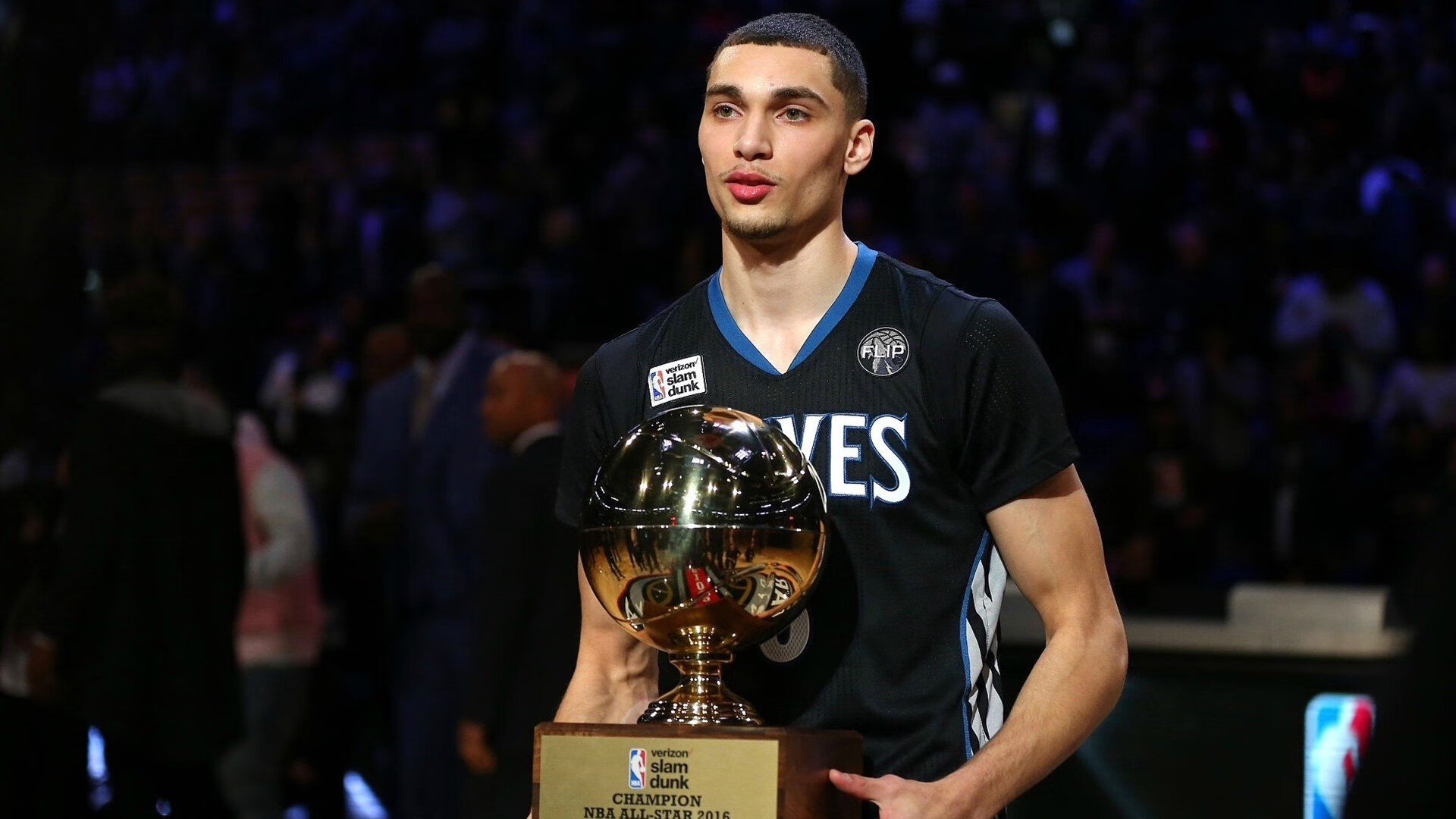 意大利骑手吉尔·托马斯在2024年国际马术联合会障碍赛世界巡回赛中以“Bella”马匹获得个人第六名，表现出色。